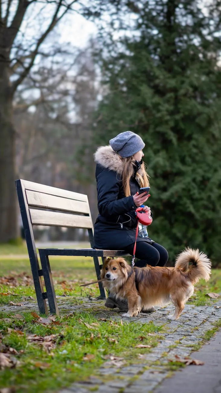 žena na procházce v parku s chytrým telefonem