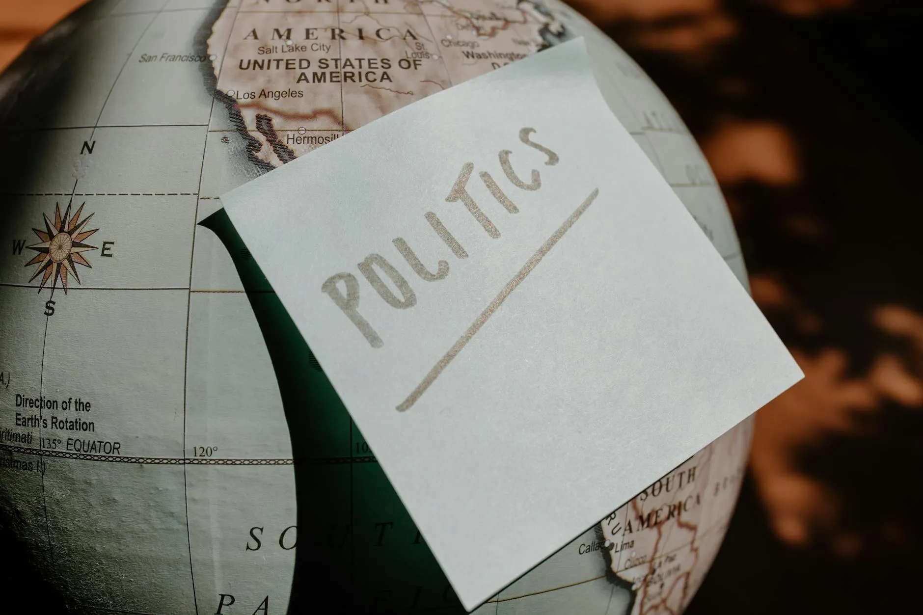 Detail globusu s nalepeným lístkem s nápisem politics
