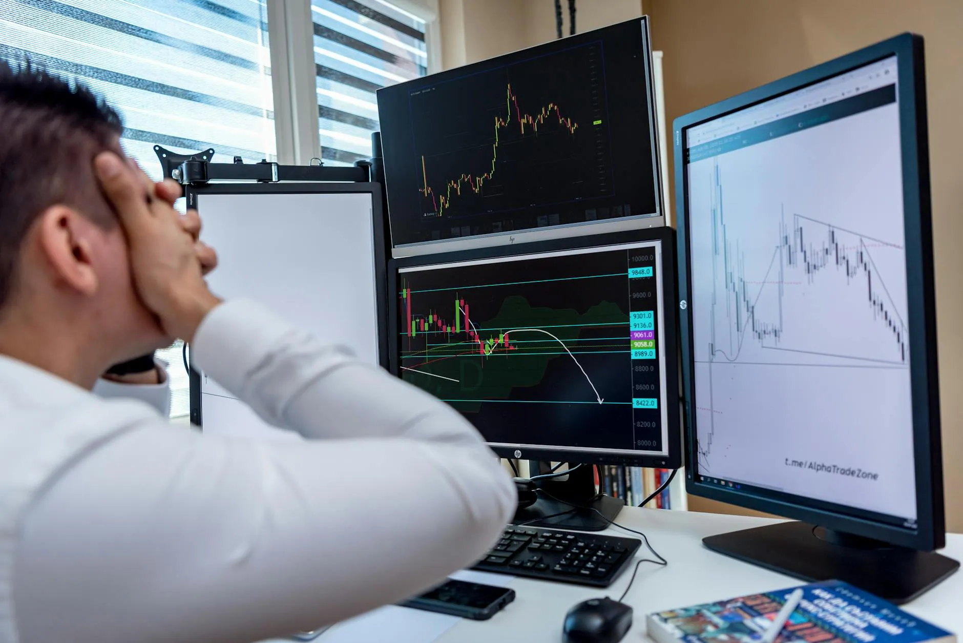 investoři sledující monitory s grafy komodit