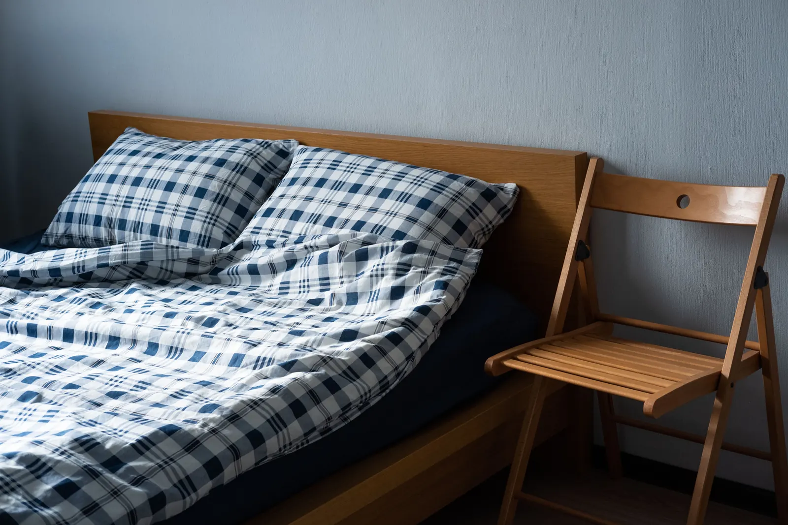 Ustlaná postel v útulné ložnici