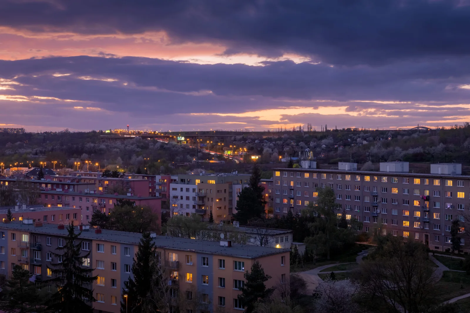 Panelové domy na pražském sídlišti za soumraku