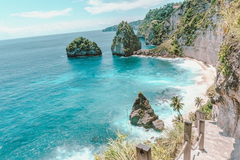 Tragédie na Bali. Turistům se stala osudnou snaha o záchranu muže staženého silným proudem na pláži Diamond Beach.