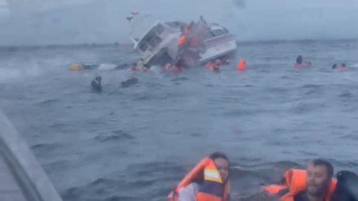 Loď plná turistů se potopila na Bali, turisté se museli zachránit skokem do rozbouřeného moře