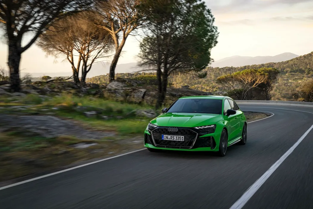 Zelené Audi RS 3 na okresní silnici