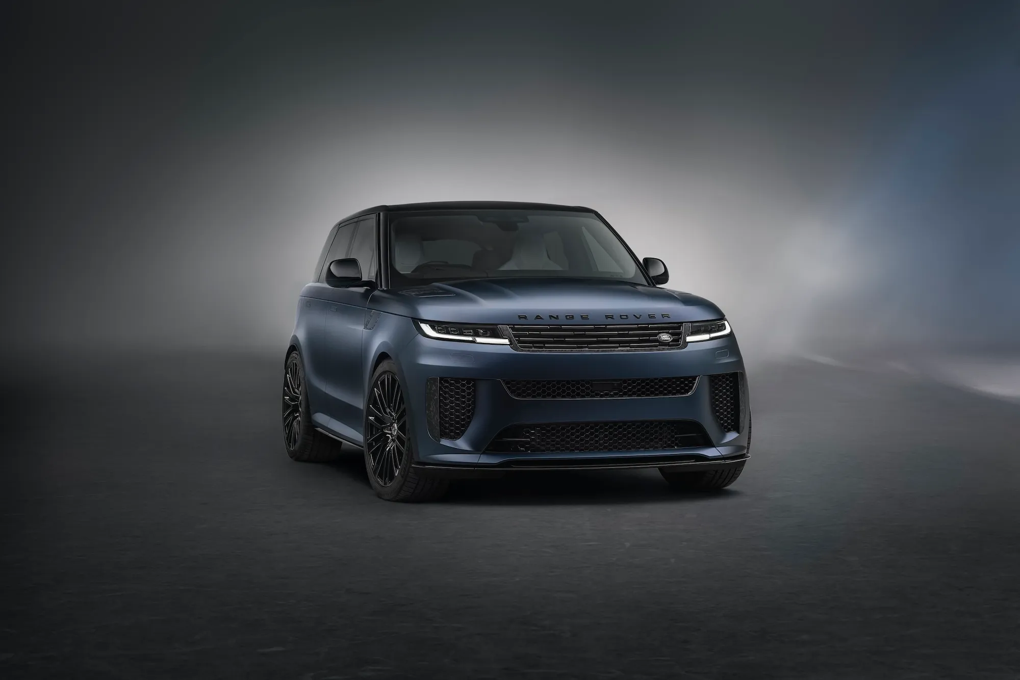 Tmavomodrý Range Rover Sport SV ve studiu